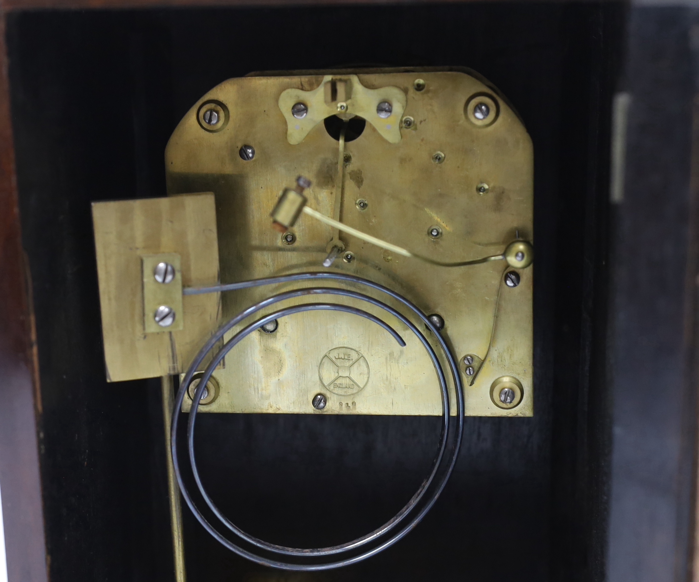 An Edwardian inlaid mantel clock with key and pendulum, 27cm high